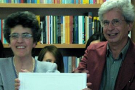 La signora Sistina Rovelli e Francesco D’Adamo durante la premiazione del concorso letterario rivolte alle scuole